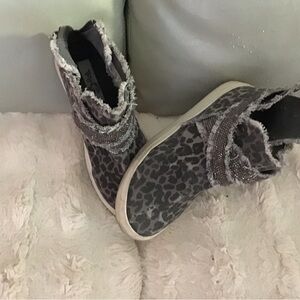 Gray Leopard Print Women’s Shoes